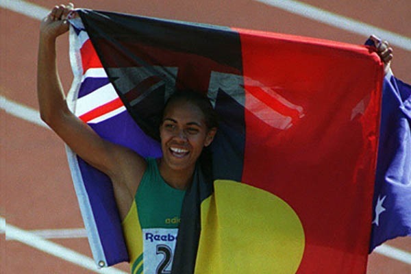 Cathy Freeman a gagné l'or olympique en 2000 à Sydney dans son pays, elle s'est rendue célebre pour avoir brandi le drapeau aborigène, dans quelle discipline a-t-elle reçu sa médaille ?