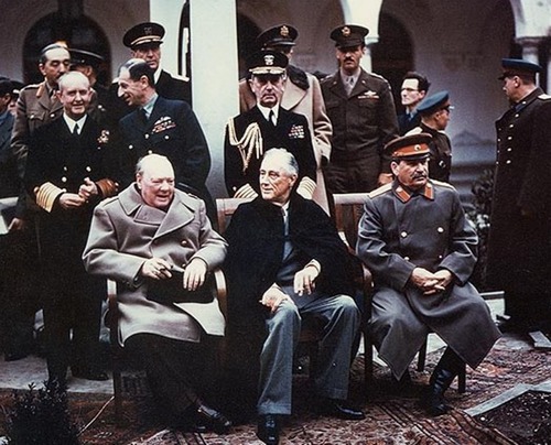 Ce cliché représente la Conférence de Yalta.