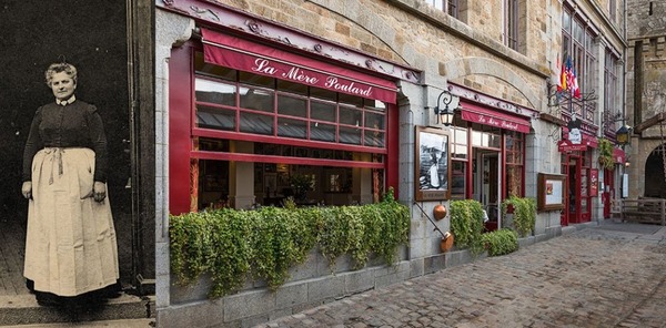 Quel plat fait la renommée de la mère Poulard et de son restaurant du Mont-Saint-Michel ?