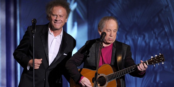 Quel chanteur a longtemps formé un duo avec Art Garfunkel ?