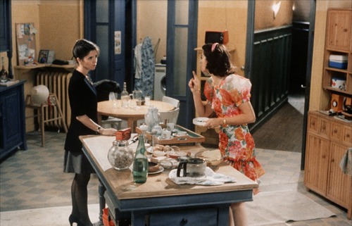 Dans "Cuisine et dépendances" (1992) qui joue Charlotte, la femme de la célébrité invitée ?