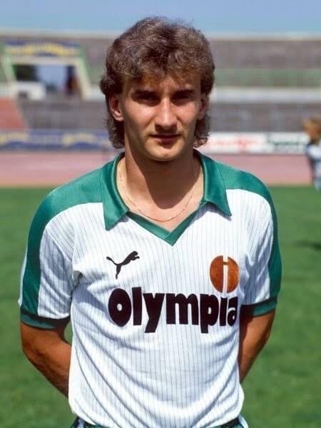 Avec le Werder, en 1983, il termine meilleur buteur ...