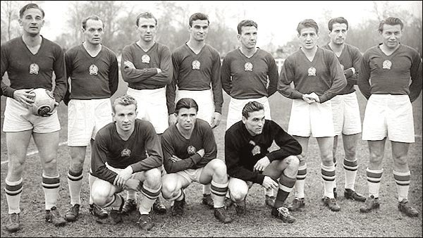 Quel était le surnom de la splendide équipe de Hongrie des années 50 ?