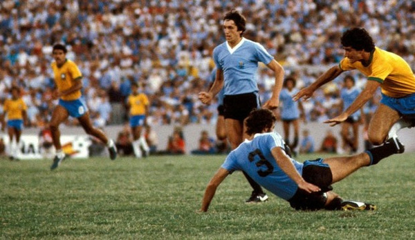 Mais en demi-finale, l'Uruguay est éliminée par le futur Champion du Monde, le Brésil, sur le score de...