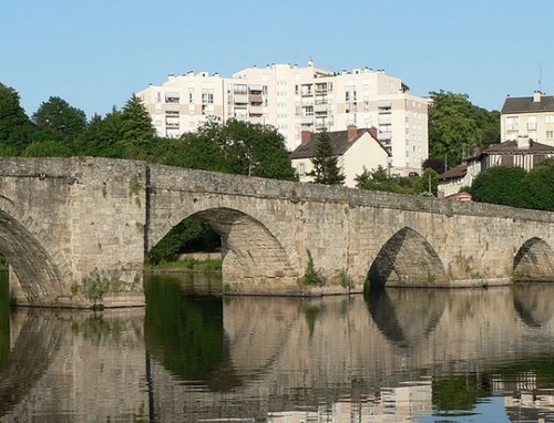 Dans quelle ville française se trouve le pont Saint-Martial ?