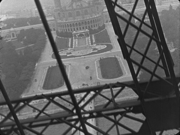 Qui a réalisé le premier film connu de l'ascension de la Tour Eiffel ?