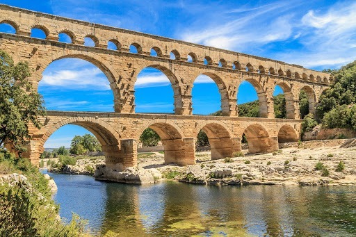 Quel est le nom de ce pont romain datant du premier siècle et qui conduit l'eau jusqu'à la ville de Nîmes ?