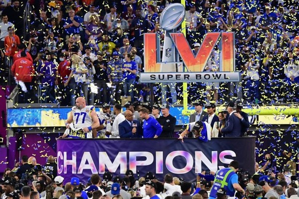 Quel prix est traditionnellement remis en individuel aux vainqueurs du Super Bowl ?