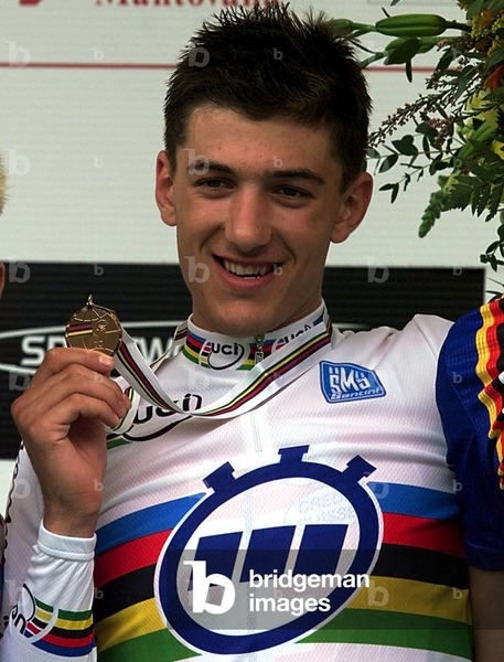 Né en 1981, lors de sa première participation au Tour de France en 2004, il avait porté pendant 2 jours le maillot jaune. Il a été dix fois champion de Suisse du contre la montre. Qui est-ce jeune coureur représenté sur la photo ?