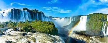Les chutes d'Iguaçu se situent à la frontière entre le Brésil et...