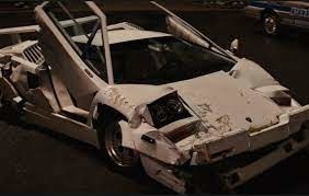 Dans quel film le personnage principal pense-t-il qu'il est rentré sans encombre avec sa Lamborghini ?