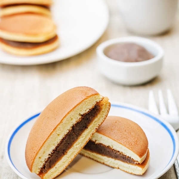 Comment se nomment les gâteaux japonais en forme de pancakes fourrés ?
