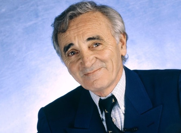 Dans quelle chanson de Charles Aznavour peut-on etendre : "Le travail ne me fait pas peur" ?