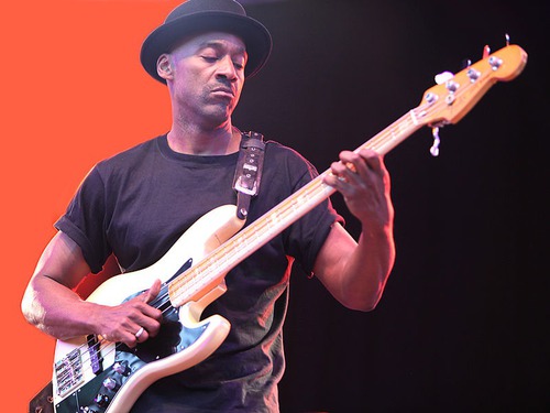 Dans quel genre de musique retrouve-t-on le bassiste Marcus Miller ?