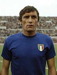 Légende du football italien et meilleur buteur (35) de la sélection jusqu'à présent, mort le 22/1 à 79 ans également ?