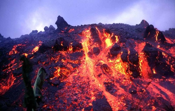 Comment appelle-t-on le magma quand il atteint la surface de la Terre ?