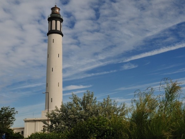 Quelle est le plus haut phare côtier portuaire automatisé de France.
