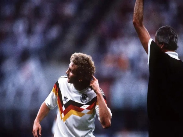 Lors du Mondial 90 en hutième de finale, en compagnie de quel joueur hollandais lui ayant craché dans les cheveux a-t-il été expulsé ?