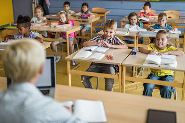 Traditionnellement en classe d'école pour demander la parole il fallait lever...