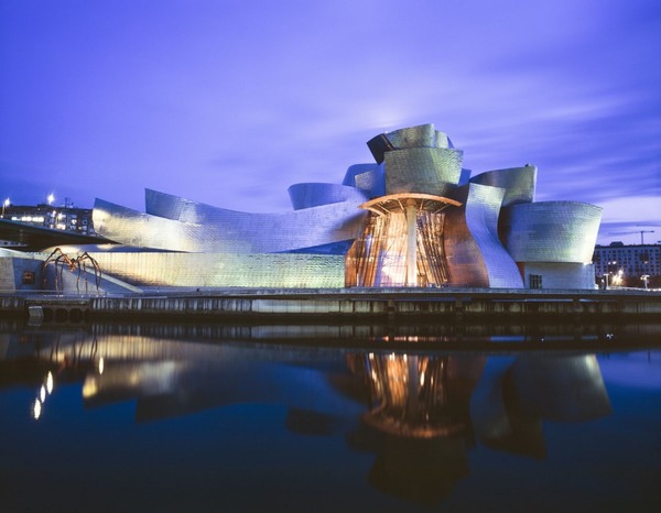 Avec le verre et l’eau, quel est le troisième matériau de construction du musée Guggenheim de Bilbao ?