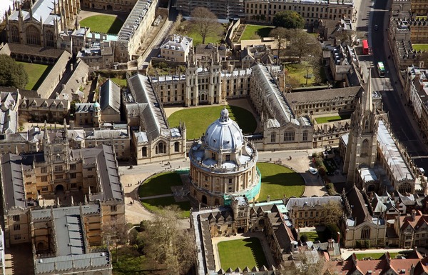Située au Nord-Ouest de Londres, quelle est cette très célèbre université ?