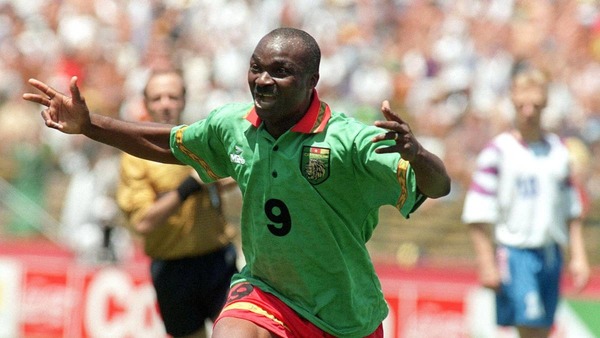 A quel âge le camerounais Roger Milla a-t-il inscrit un but contre la Russie lors du Mondial 94 ?