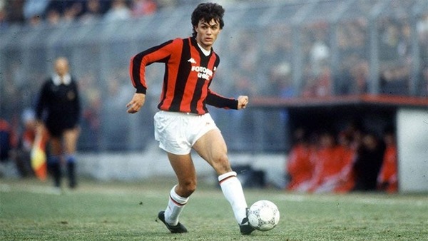 Qui est l'entraîneur qui lui offre ses débuts professionnels avec l'AC Milan, le 20 janvier 1985 ?