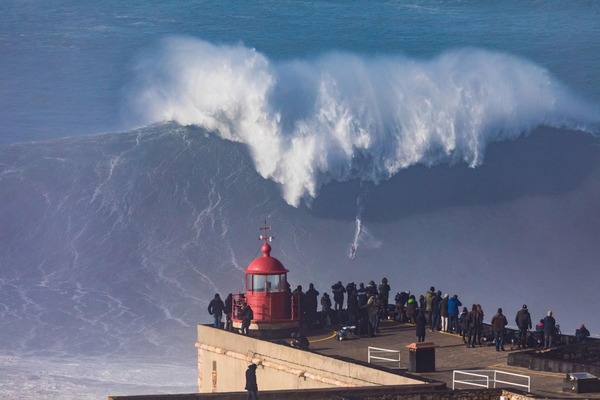 Quel est le nom du spot de surf portugais connu pour ses vagues considérées comme les plus hautes du monde ?