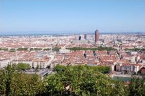 Pour commencer à vous présenter, la ville de Lyon, je vous offre cette vue. . .