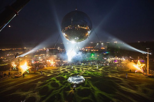 La plus grosse boule disco du monde mesure (.......mètres de diamètre ) et fut utilisée au Bestival au Royaume-Uni.
