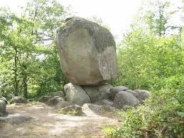 En Limousin, dans la commune de Cieux se trouve la pierre branlante de Boscartus, estimée à 120 tonnes. Elle oscille légèrement d'Est en Ouest quand elle est poussée. A quoi servait-elle selon la légende ?