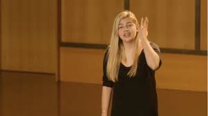 Pourquoi Louane fait le langage des signes dans certains clips et dans le film ?