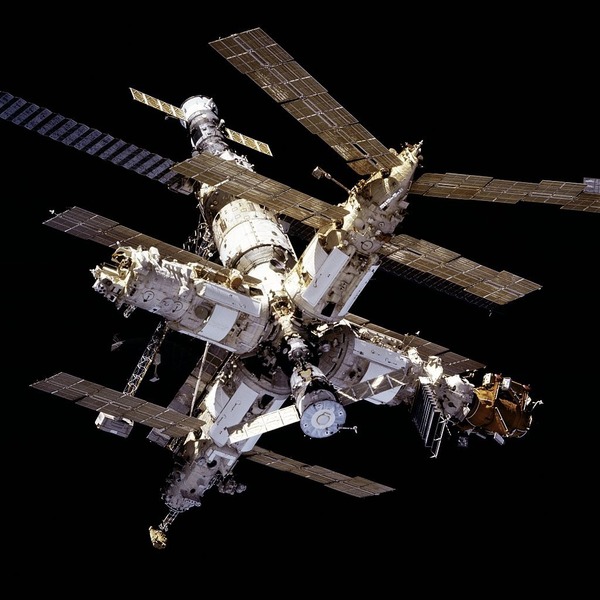Il y a 20 ans (le 23 mars 2001) la station orbitale Mir est désorbitée et se désintègre dans l'atmosphère au-dessus du Pacifique Sud entre l'Australie et … ?