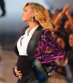Lors de quelle cérémonie Beyoncé a-t-elle annoncé sa grossesse ?