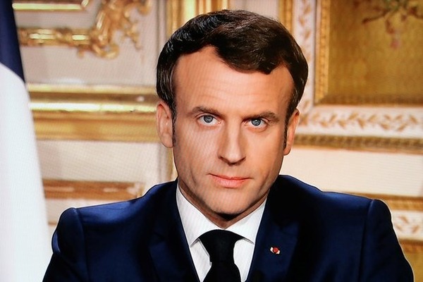 Macron a succédé à qui ?