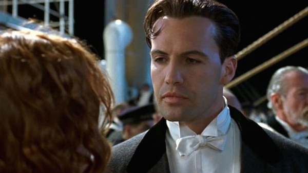 Cal Hockley dans "Titanic" il a aussi un petit rôle dans "Retour vers le futur" ?