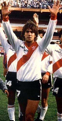 Pour sa seule saison à River Plate, il remporte le championnat argentin.