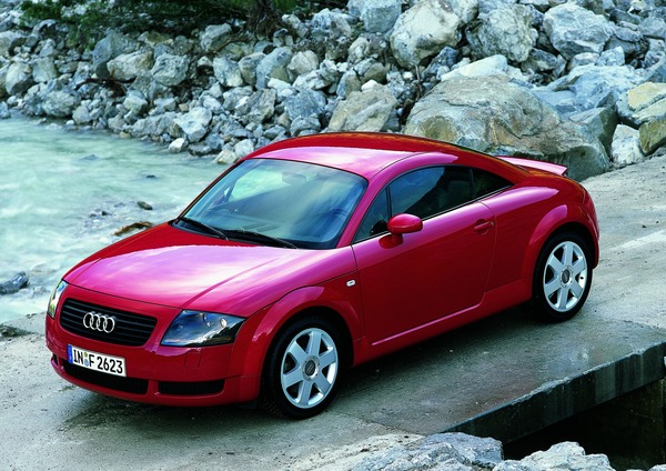 En quelle année a été commercialisé pour la première fois le coupé Audi TT ?