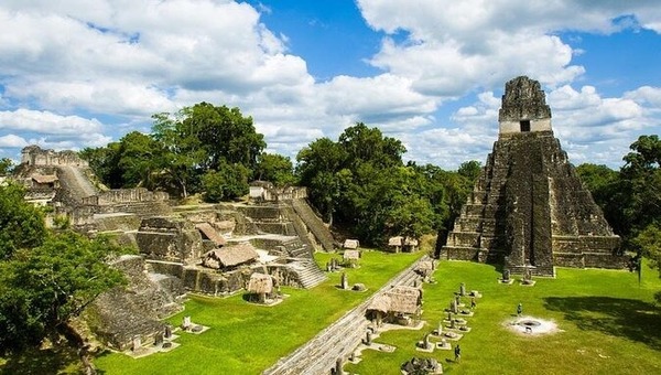 Dans quel pays se situe le parc national de Tikal ?