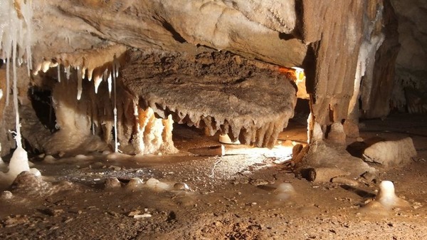 Dans quel département se trouve la grotte de Gourniou ?