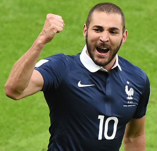 Avec les Bleus, il participe au Mondial 2014 dans lequel il inscrit......