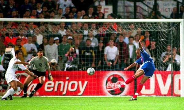 Qui fait la passe décisive sur le but en Or de David Trézéguet lors de la finale de l'Euro 2000 ?
