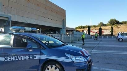 Les gendarmes du peloton autoroutier de Salon-de-Provence sont intervenus ce 28 mars 2021 sur l’aire de repos de Sénas, sur l’A7, après avoir reçu des appels d’automobilistes. Ils ont alors interrompu :