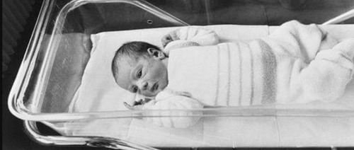 Naissance à Manchester du premier bébé éprouvette Louise Brown.