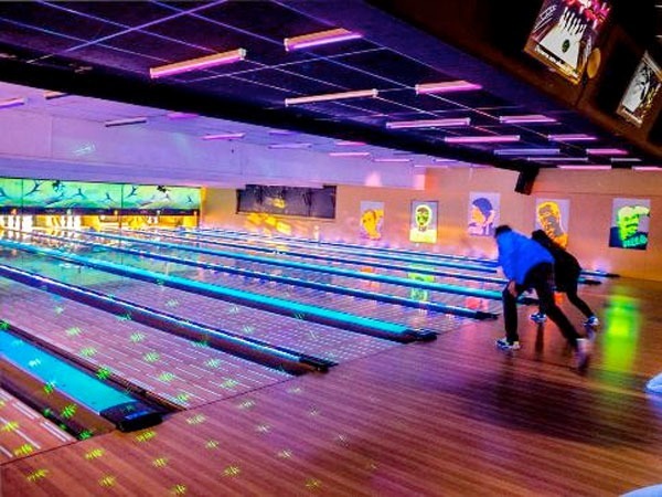Au bowling, l’idéal est de faire tomber toutes les quilles d’un seul coup. Mais, au fait, combien y a-t-il de quilles ?