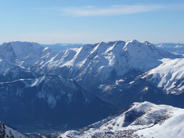 Quelle ville se situe dans la chaîne de montagnes des Alpes ?