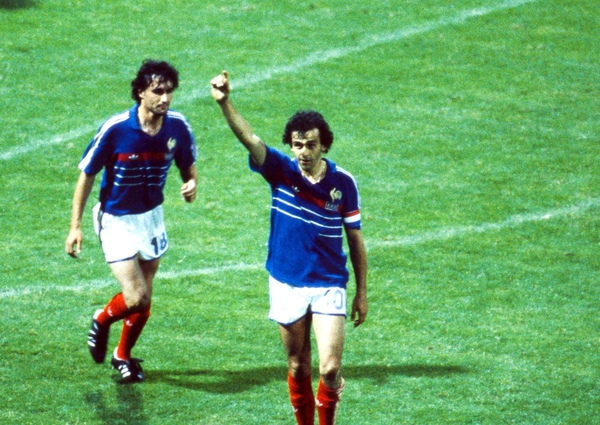 Lors du dernier match de Poule des Bleus, Michel Platini réalise un nouveau Hat Trick contre la Yougoslavie. Sur quel score l'équipe de France a-t-elle remporté ce match ?