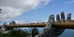 Où se situe ce pont (appelé Cau Vang ou pont d'or en français) aux mains géantes ?