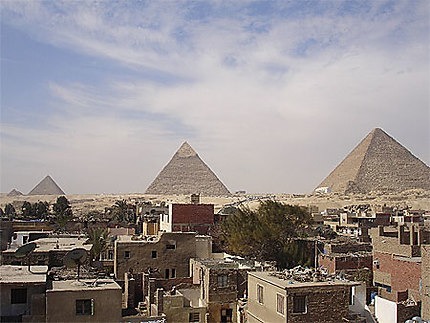 Près de quelle ville importante sont situées les grandes pyramides d'Égypte ?