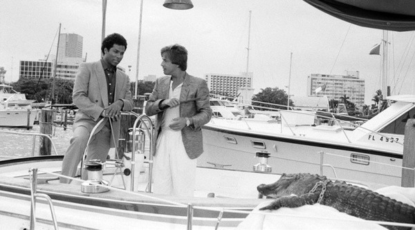 Sonny Crockett, l'un des "Deux flics à Miami", héberge sur son voilier...